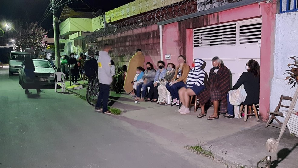 Município terá que organizar segunda fila, com idosos aguardando a pé desde as 16h de quinta (4) — Foto: Lucas Franco/TV Globo