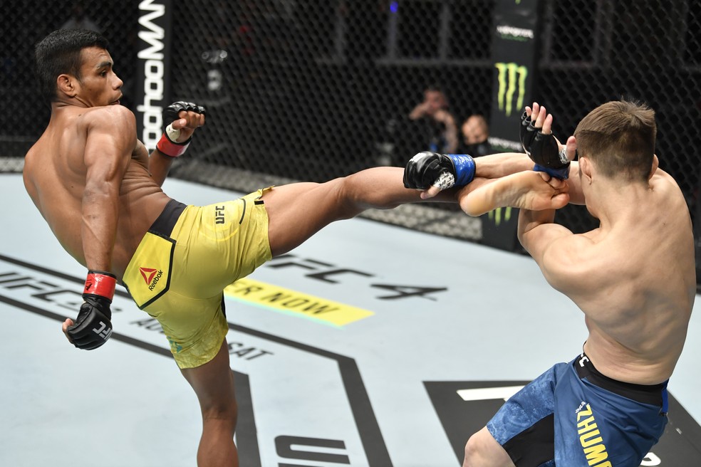 Raulian Paiva acerta chute alto em Zhalgas Zhumagulov no UFC 251 — Foto: Getty Images