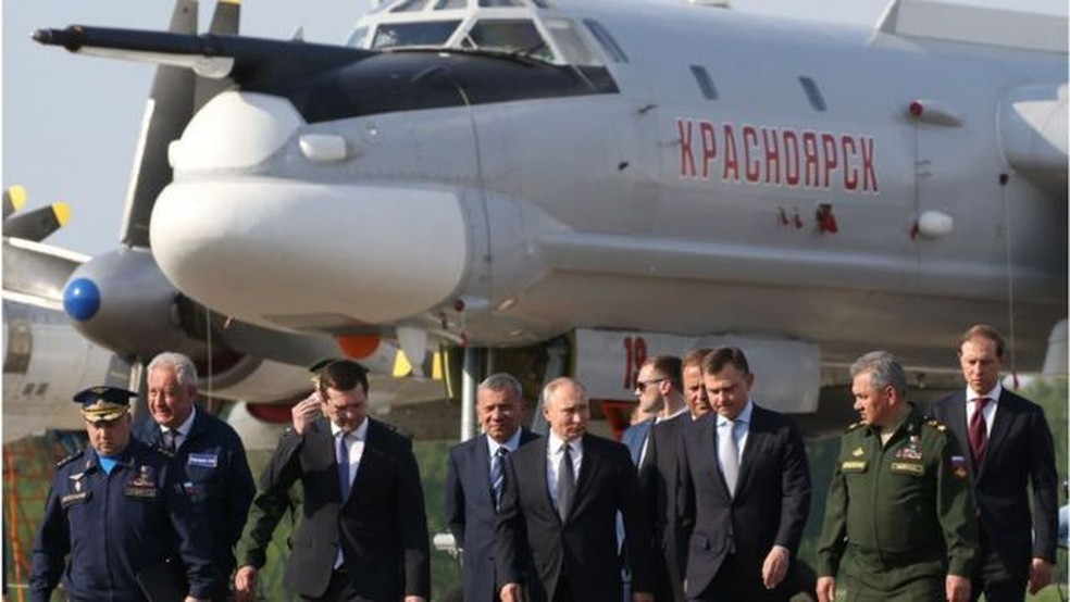 Um Tupolev Tu-95 BEAR, como o que foi atingido na base de Engels. Na foto, tirada em maio, Vladimir Putin e outras autoridades visitam a maior fábrica dessas aeronaves. — Foto: Getty Images via BBC