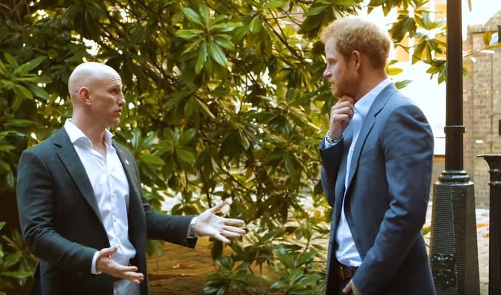 Dean Stott e Harry em vídeo de divulgação da iniciativa pela saúde mental (Foto: Reprodução/Youtube/ Pan American Highway 2018)