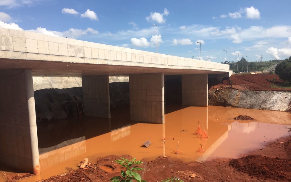 Obras do Trevo Triagem Norte  (Foto: Luiza Garonce)