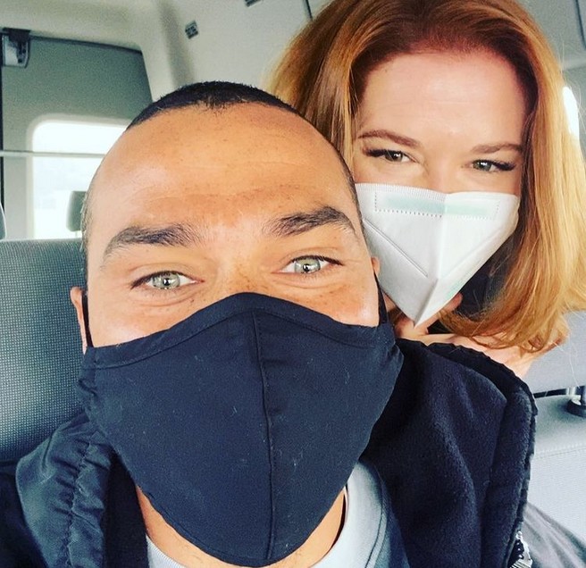 Sarah Drew e Jesse Williams na foto que revelou o retorno dos dois a Greys Anatomy (Foto: Instagram)