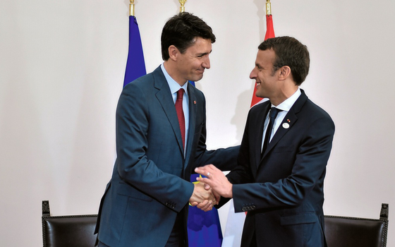 O primeiro ministro do Canadá,Justin Trundeau(á esq.)cumprimenta o presidente da França,Emmanuel Macrom,em encontro do G-7 (Foto: Stephane De Sakutin//REUTERS)