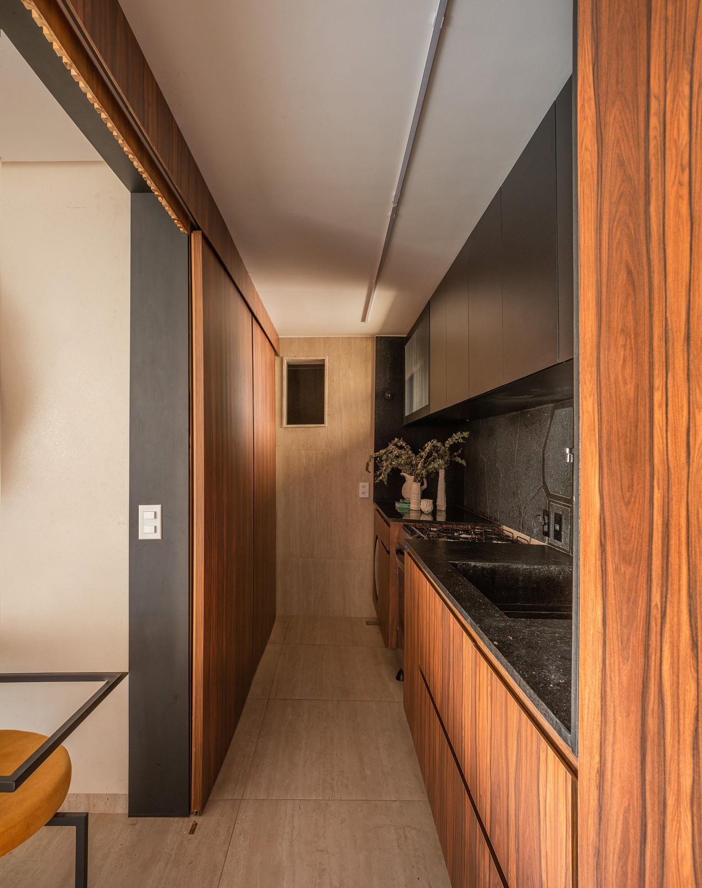 Apartamento de 80 m² combina aspecto minimalista com obras de arte (Foto: Jesus Pérez )