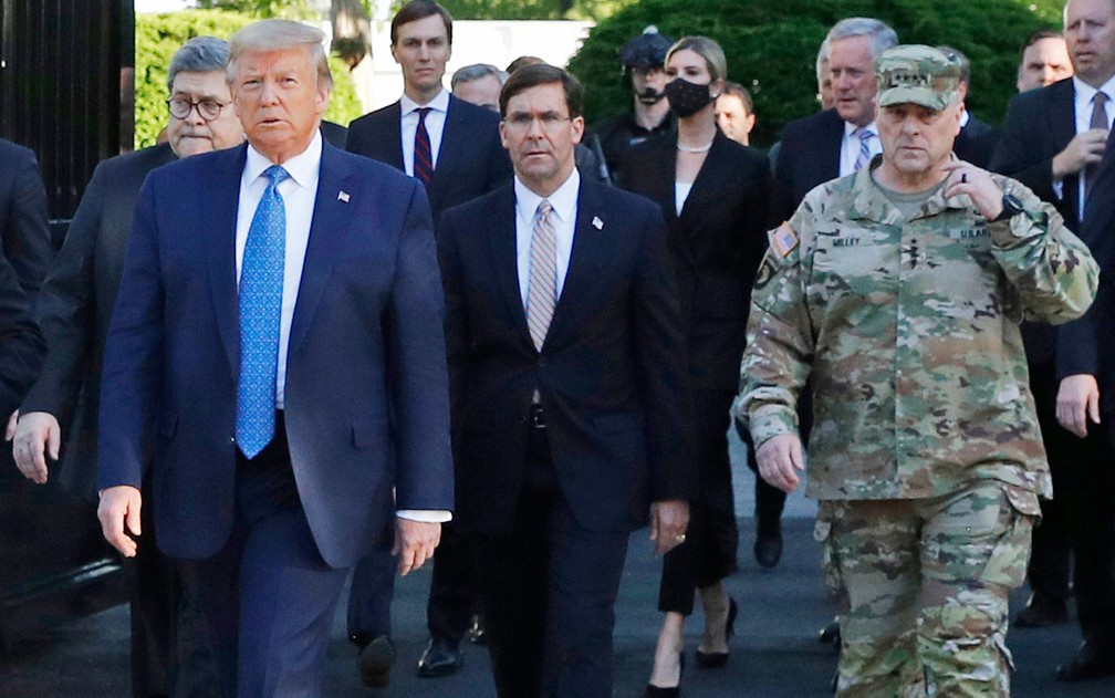 Fardado, o general Mark Milley (direita) acompanha o presidente Donald Trump e sua comitiva em caminhada até a igreja St. John, em Washington, no dia 2 de junho — Foto: AP Photo/Patrick Semansky