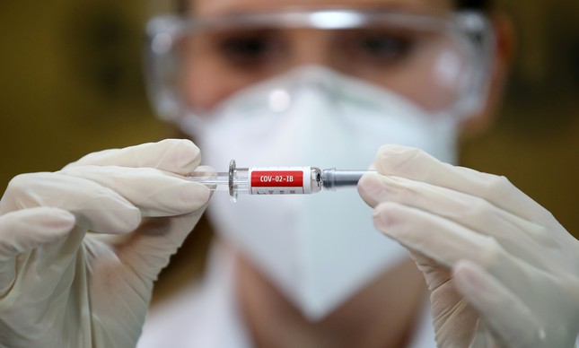 Enfermeira segura dose de vacina candidata da Sinovac Biotech contra a Covid-19 em hospital da PUC-RS