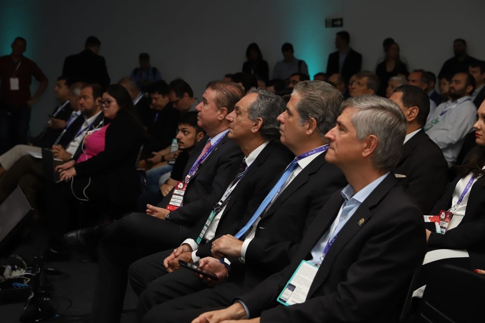 Autoridades participam da divulgação do ranking das cidades mais conectadas e inteligentes em São Paulo. — Foto: ernanda Sunega/PMC