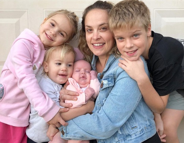 Laura e os quatro filhos (Foto: Reprodução/ Instagram)