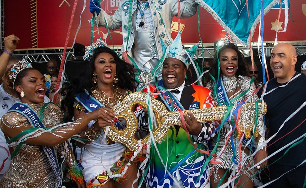 Camila silva festeja com a nova corte do carnaval 2020 — Foto: Paulo Macieira/Riotur