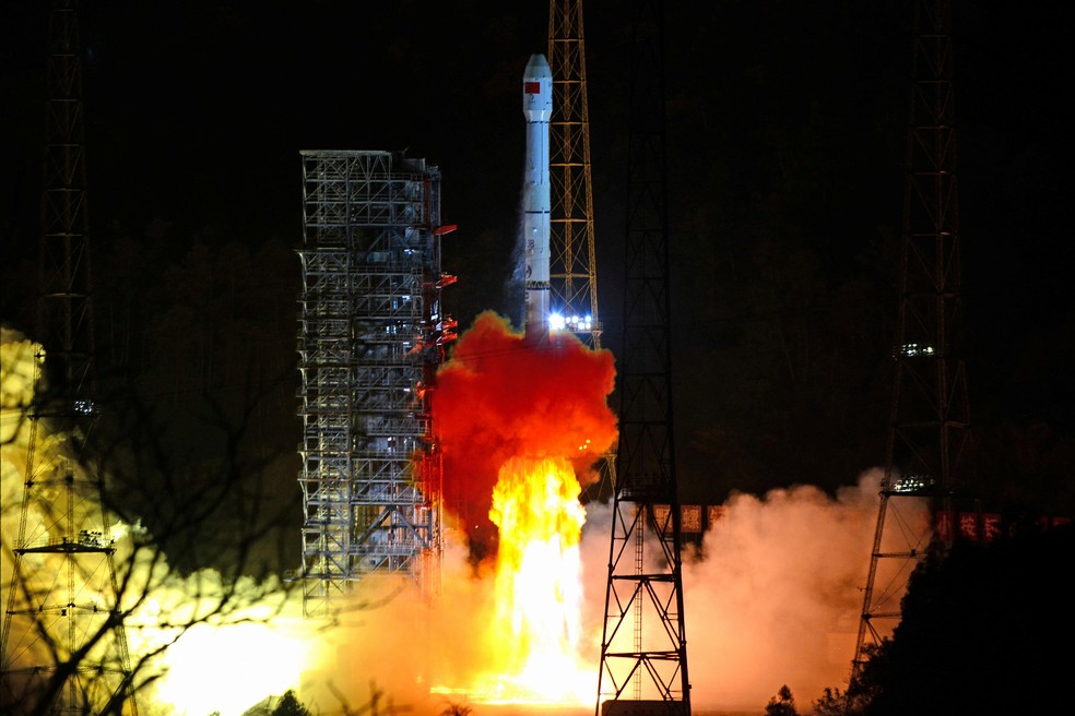 Foguete Long March-3B, que carrega a sonda lunar Chang'e 4, decola do Centro de LanÃ§amento de SatÃ©lites Xichang em dezembro de 2018 â€” Foto: Reuters