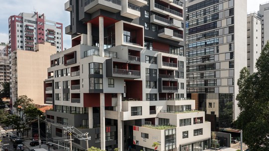 Edifício interpreta jovialidade de bairro com concreto e geometria