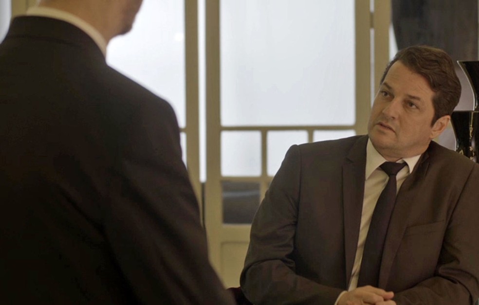 Malagueta fica numa saia justa, mas não perde a pose (Foto: TV Globo)