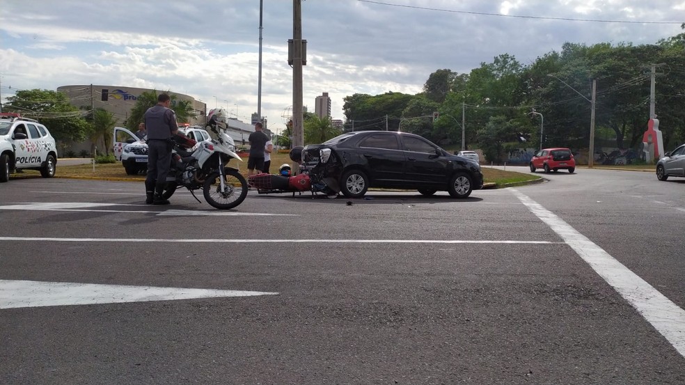 Batida foi na rotatória da Avenida Manoel Goulart, em Presidente Prudente — Foto: Bruna Bachega/TV Fronteira 