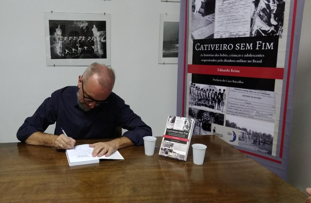 O jornalista Eduardo Reina no lançamento em São Paulo do livro "Cativeiro sem fim" (Editora Alameda) — Foto: Marina Pinhoni/G1 