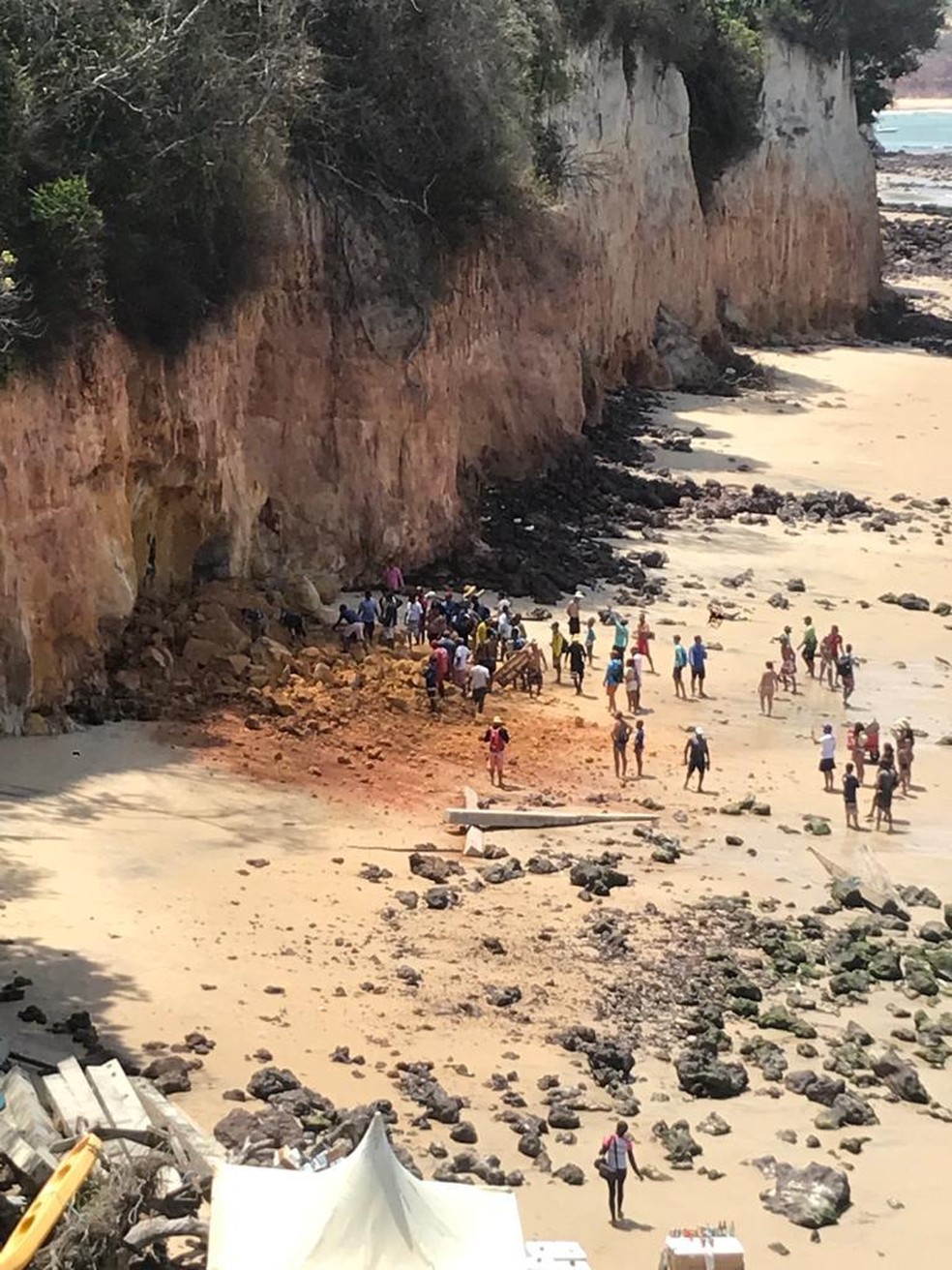 Falésia que desabou sobre frequentadores da praia de Pipa, no Rio Grande do Norte, na tarde desta terça-feira (17). — Foto: Arquivo pessoal