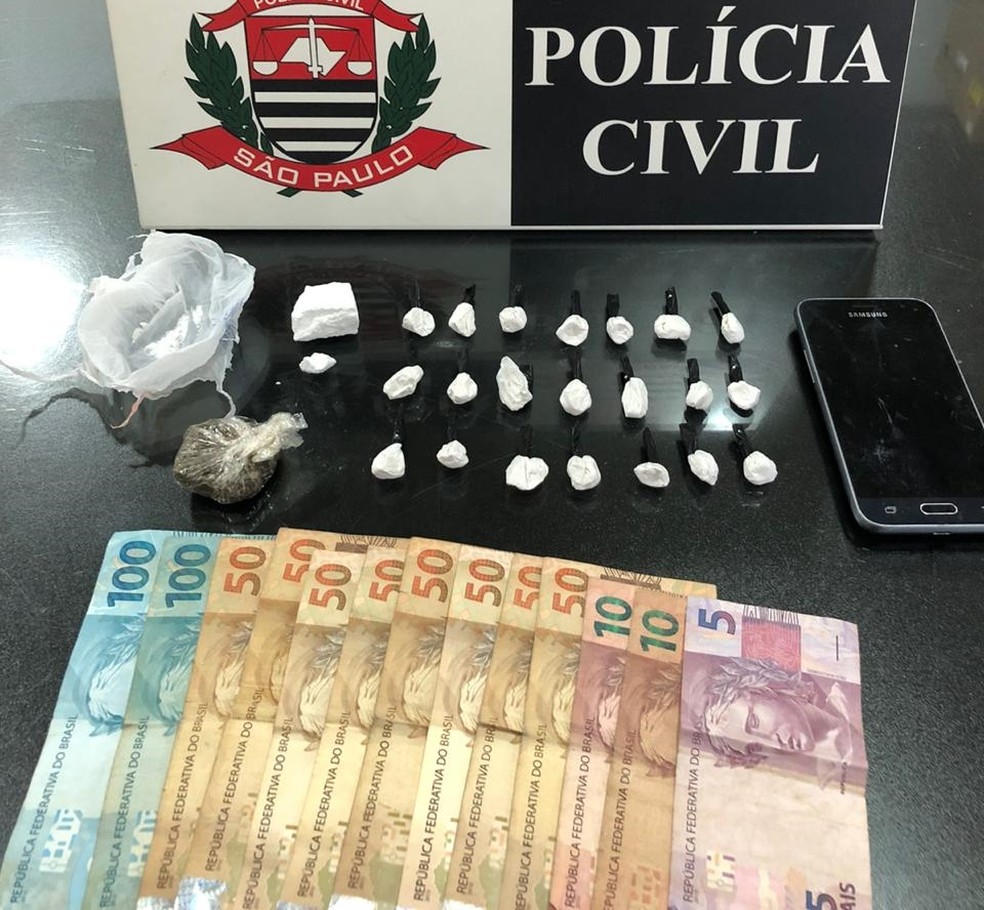 Drogas e dinheiro apreendidos na operação da polícia de Jales — Foto: Divulgação/Polícia Civil