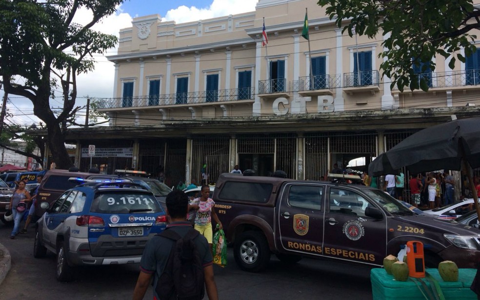 Polícia foi até o local para conter a manifestação (Foto: Maiana Belo/G1 Bahia)