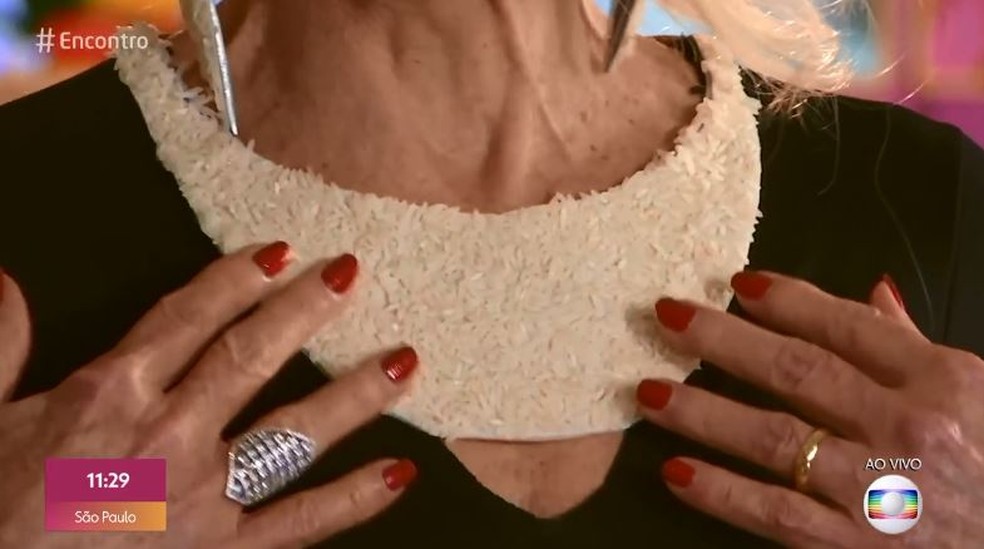 Veja detalhe do colar que Ana Maria usou para fazer protetor da alta do arroz — Foto: Globo