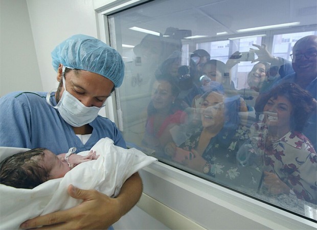 André Vasco mostra Maya aos familiares em maternidade (Foto: Luiza Salerno)