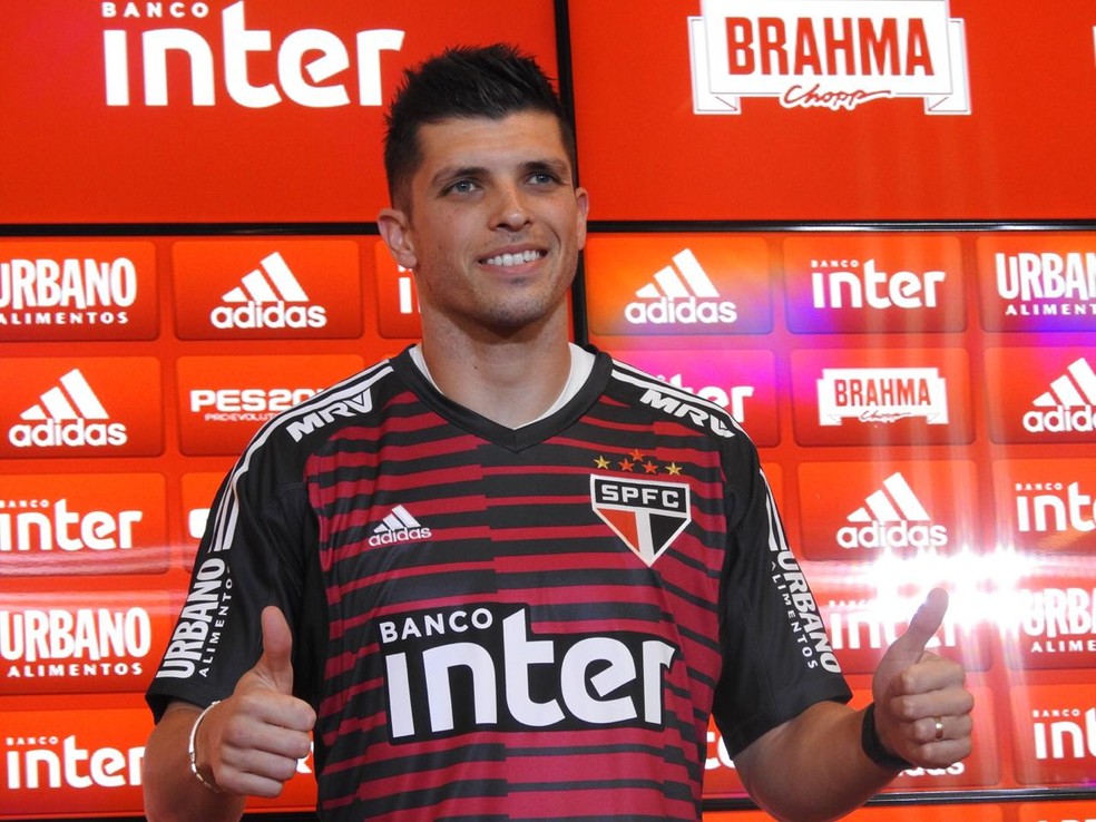 Tiago Volpi poderá ser o goleiro titular do São Paulo na estreia — Foto: Marcelo Hazan