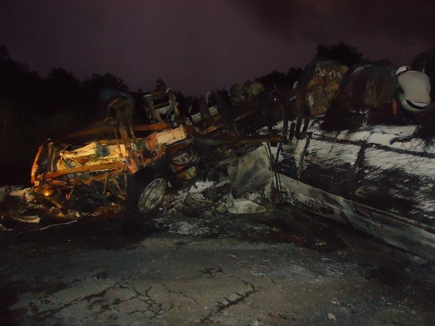 Caminhão ficou totalmente queimado após colisão na BR-153 (Foto: Divulgação/PRF-TO)