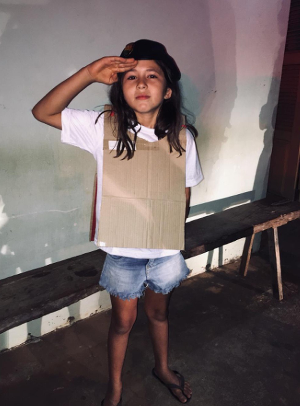 Luana Carreiro, 10 anos, realizou o sonho de conhecer agentes da Polícia Militar em Poranga, no Ceará. — Foto: Polícia Militar do Ceará/Divulgação