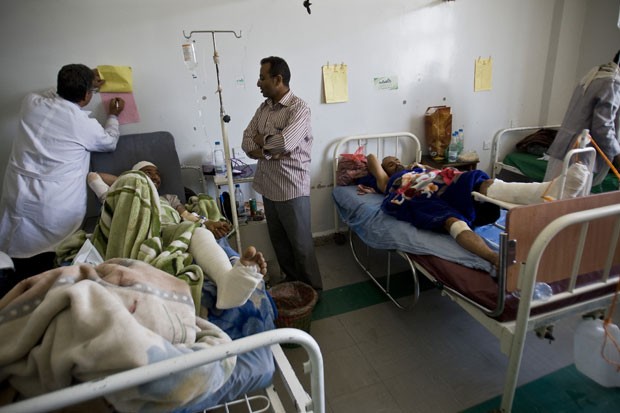 Feridos em bombardeios são atendidos em hospital de Sanaa, no Iêmen, nesta terça-feira (21) (Foto: Hani Mohammed/AP)