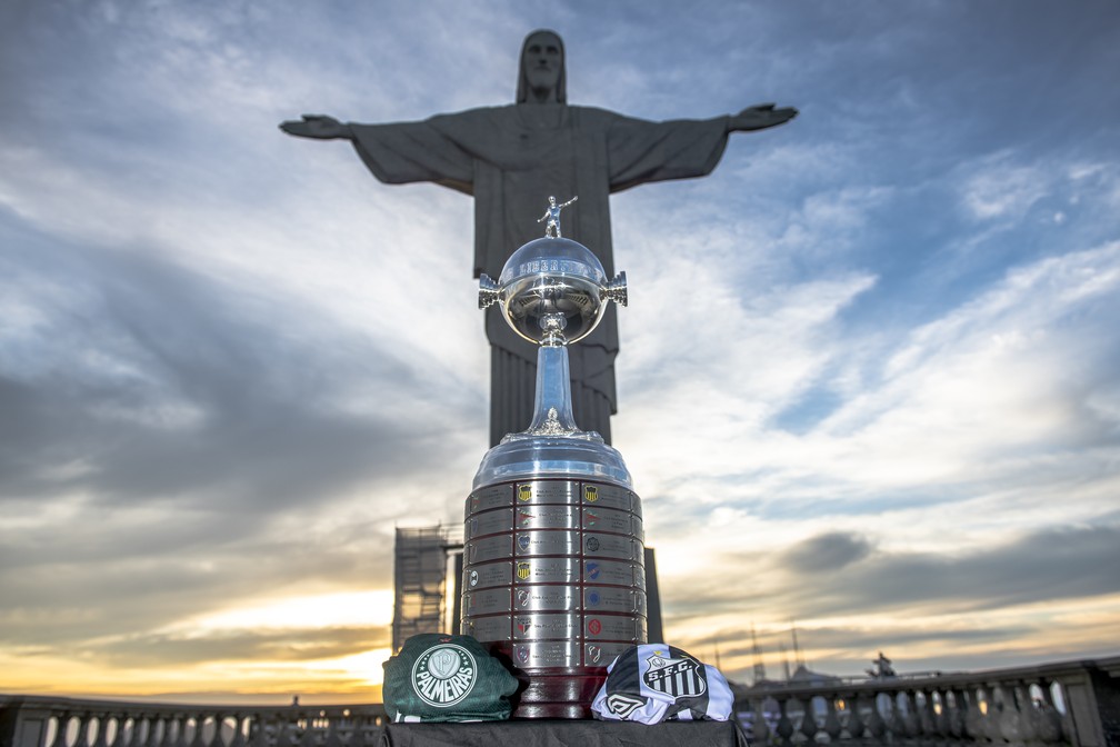 Conmebol leva a taça da Libertadores ao Cristo Redentor, no Rio de Janeiro