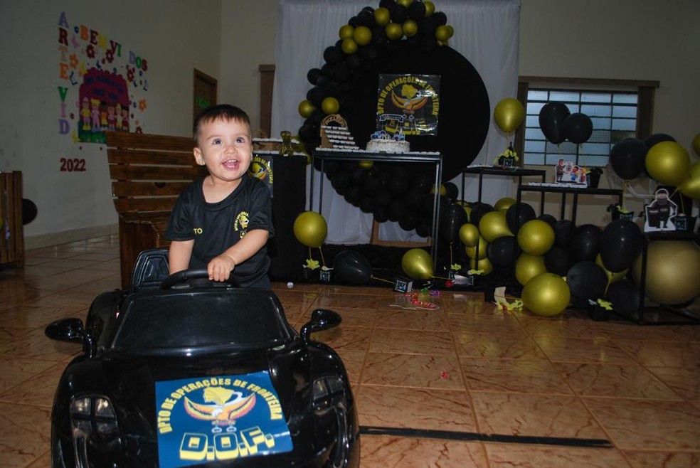 Mirian disse ao g1MS que mandou até fazer uma camisetinha para o Bento ficar igual aos militares DOF.  — Foto: Arquivo pessoal