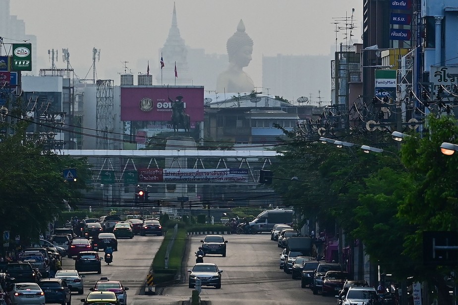 A estátua de Buda gigante de 69 metros de altura do templo Wat Paknam Phasi Charoen em Bangkok é vista em meio a condições de poluição do ar em 7 de março de 2023