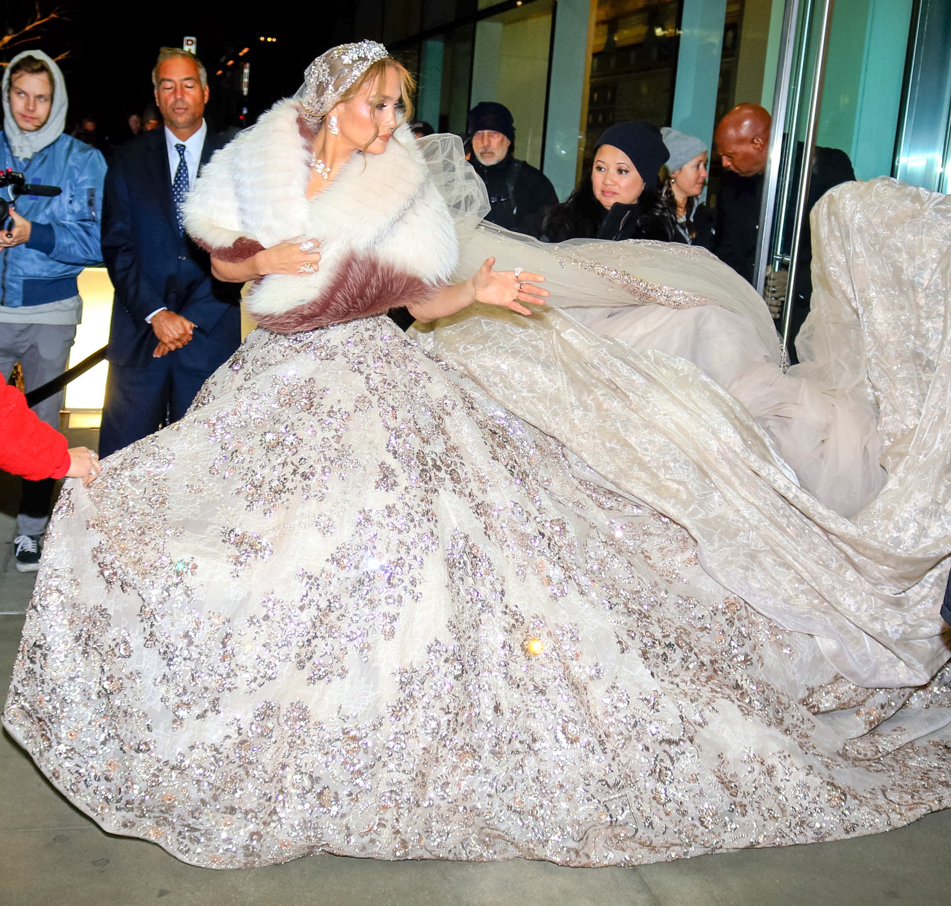 Jennifer Lopez chega ao local de gravação usando o vestido (Foto: Getty)