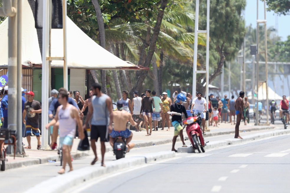Calçadão da praia de Boa Viagem, na Zona Sul do Recife, ficou lotado neste domingo (11) — Foto: Marlon Costa/Pernambuco Press