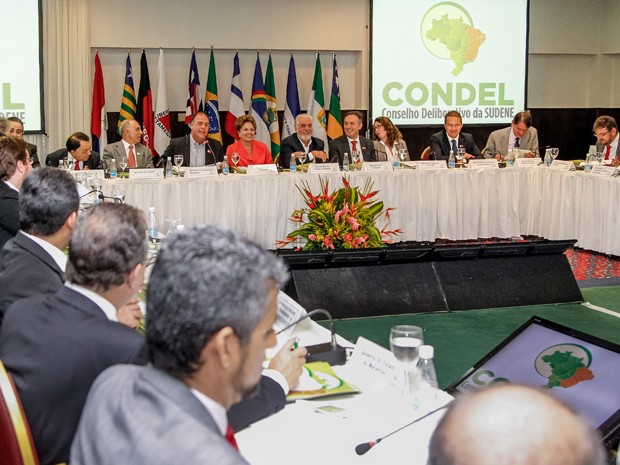 A presidente Dilma Rousseff e governadores do Nordeste em reunião em Salvador (Foto: Roberto Stuckert Filho/PR)