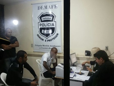 Jogador do São Bernardo preta queixa contra torcedor do Paraná (Foto: Jairo Nascimento)