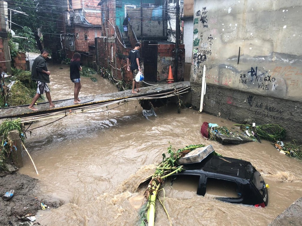 Carro fica submerso em Realengo por causa da chuva — Foto: Julia Arraes/GloboNews