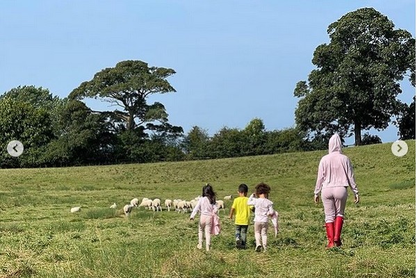 A namorada de Cristiano Ronaldo e os filhos do atleta na moradia da família na Inglaterra (Foto: Instagram)