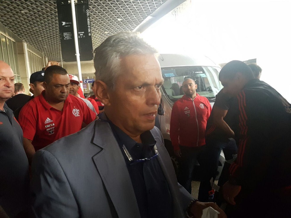 Reinaldo Rueda desembarca no Rio de Janeiro (Foto: Marcelo Baltar)