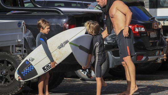 Chris Hemsworth leva os filhos à praia para dia de surfe, em Byron Bay