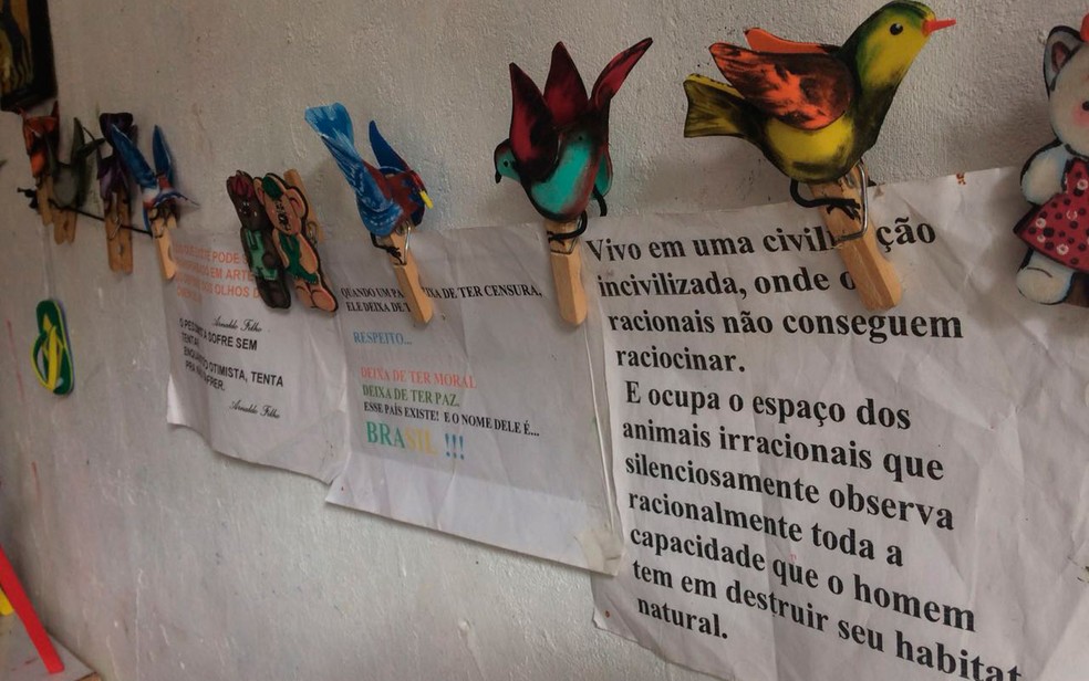 Poesia feita por artista Nadinho, pendurada em parede da casa que morava em Candeias (Foto: Juliana Almirante/G1)