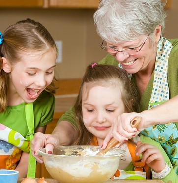 Avó cozinhando para os netos (Foto: Shutterstock)
