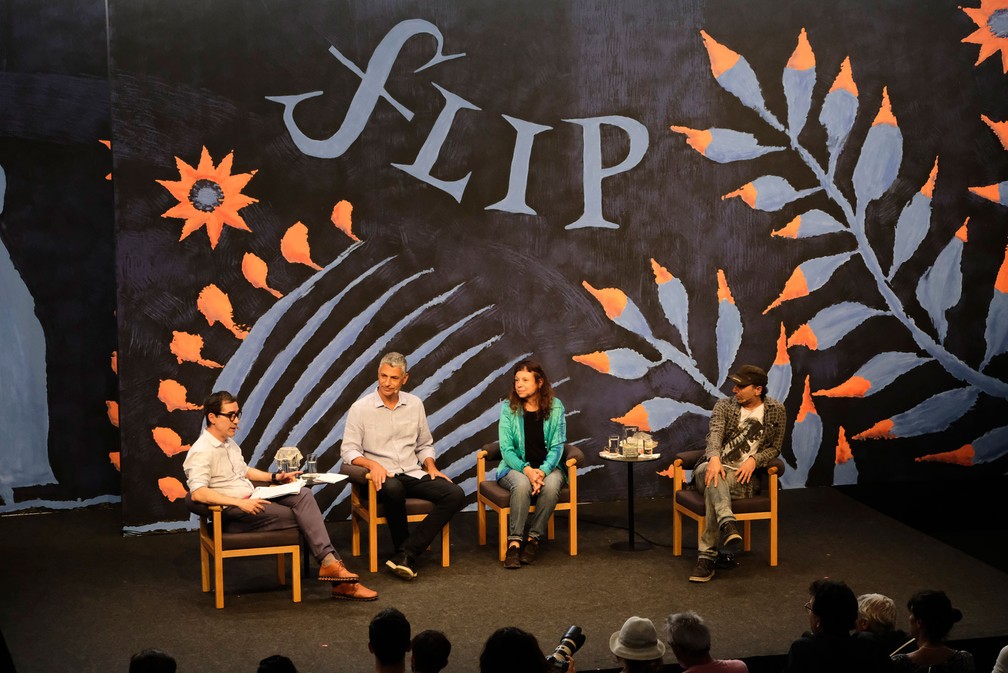 A partir da esquerda: o mediador Robinson Borges, o fotógrafo Eder Chiodetto, a atriz Iara Jamra e o músico Zeca Baleiro na sessão de encerramento da Flip 2018 neste domingo (29) (Foto: Walter Craveiro/Divulgação)