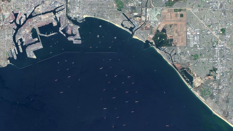 Navios enfileirados perto dos portos de Los Angeles e Long Beach (Foto: Getty Images via BBC News)
