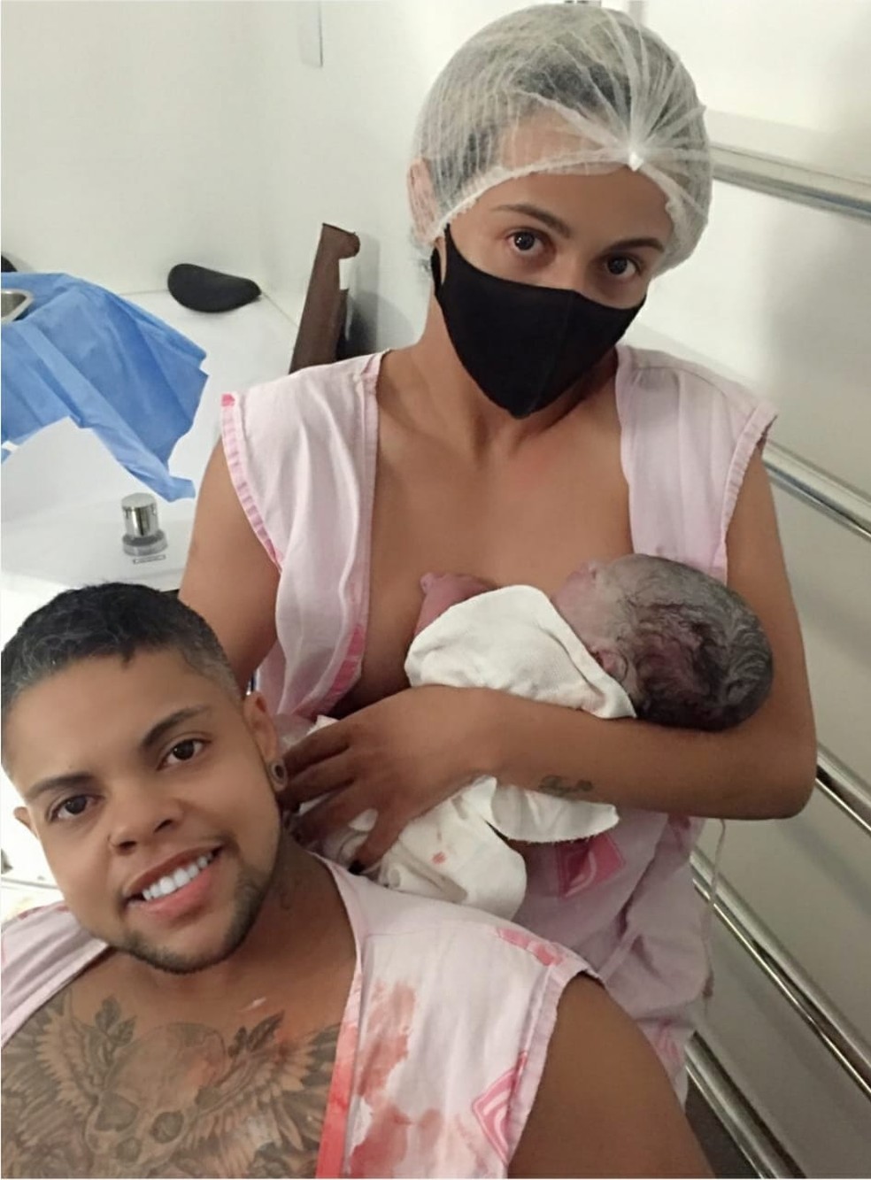 Após o corte do cordão umbilical, bebê foi colocada no colo da mãe e ficou por uma hora — Foto: Arquivo pessoal