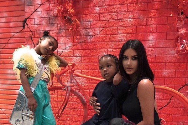 Kim Kardashian com os filhos North e Saint (Foto: Instagram)