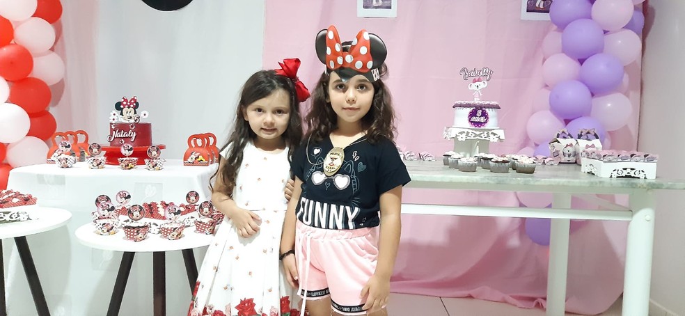 Natally e a irmã Isabelly na festa de aniversário que teve a visita surpresa do delegado — Foto: Arquivo pessoal