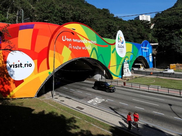 Um banner gigante dos Jogos Olímpicos Rio 2016 é visto do lado de fora do túnel que conecta os bairros de Copacabana e Botafogo na zona sul do Rio de Janeiro (Foto: Sergio Moraes/Reuters)