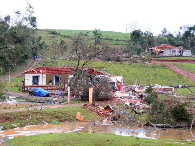 Depois do tornado, moradores de áreas atingidas pelo mau tempo começam a voltar para casa em Francisco Beltrão (PR) (Foto: Prefeitura de Francisco Beltrão / Divulgação)