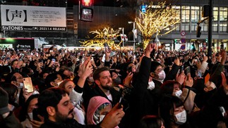 Multidão comemora o réveillon 2023 na área de Shibuya, em Tóquio, no Japão — Foto: Richard A. Brooks / AFP