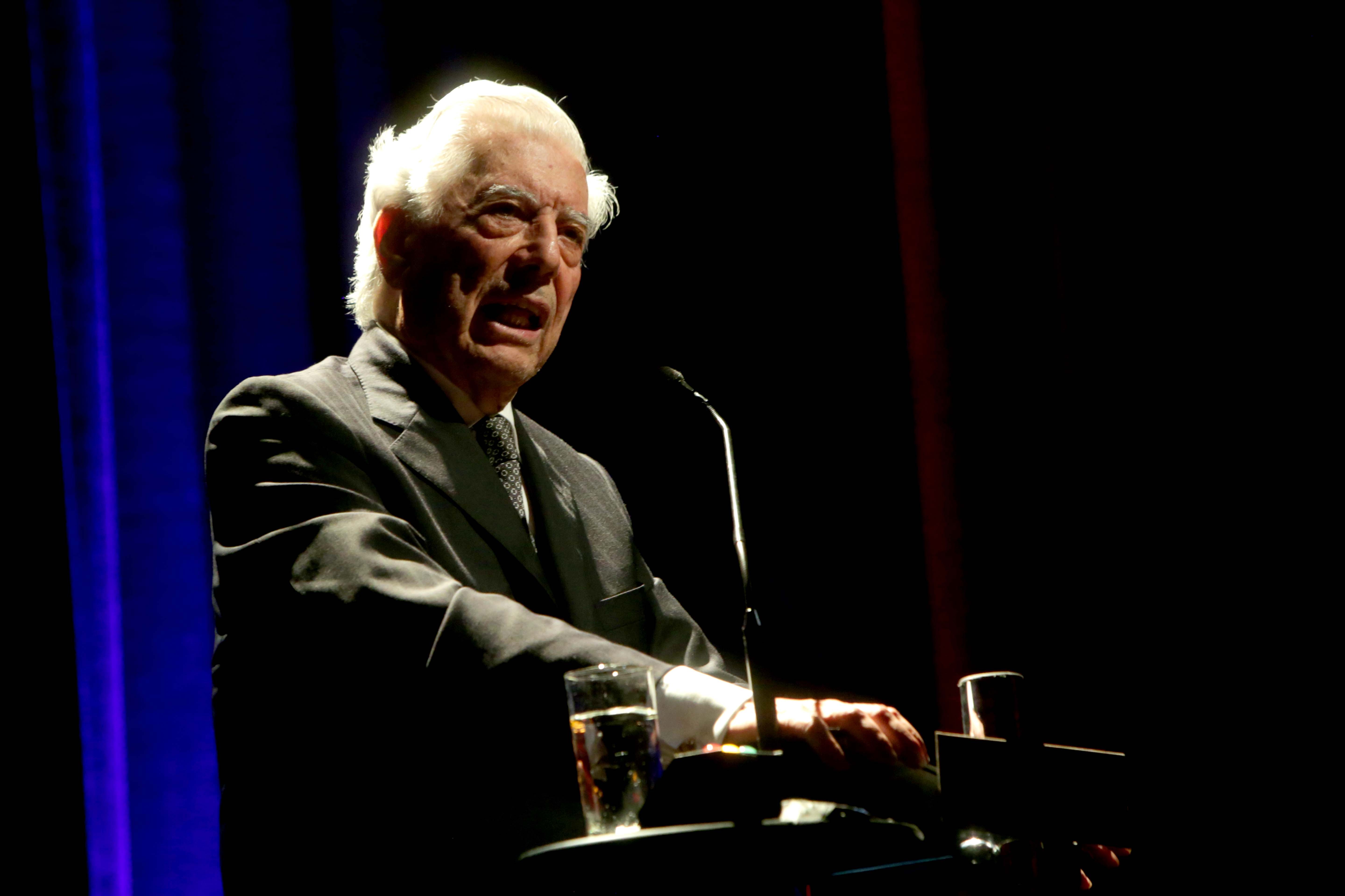 Vargas Llosa discursa no evento "Fronteiras do Pensamento", em São Paulo, em 2016. (Foto: By Fronteiras do Pensamento, via Wikimedia Commons)