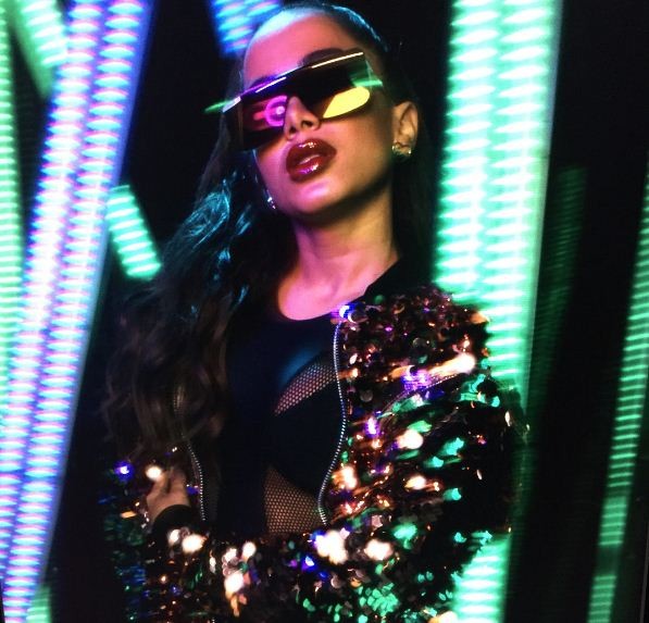 Anitta para Chilli Beans: cantora assina coleção-cápsula de óculos  (Foto: Reprodução/Instagram)